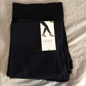 2 pairs of leggings